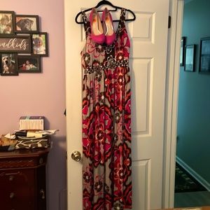 Long maxi dress with pink suede pumps